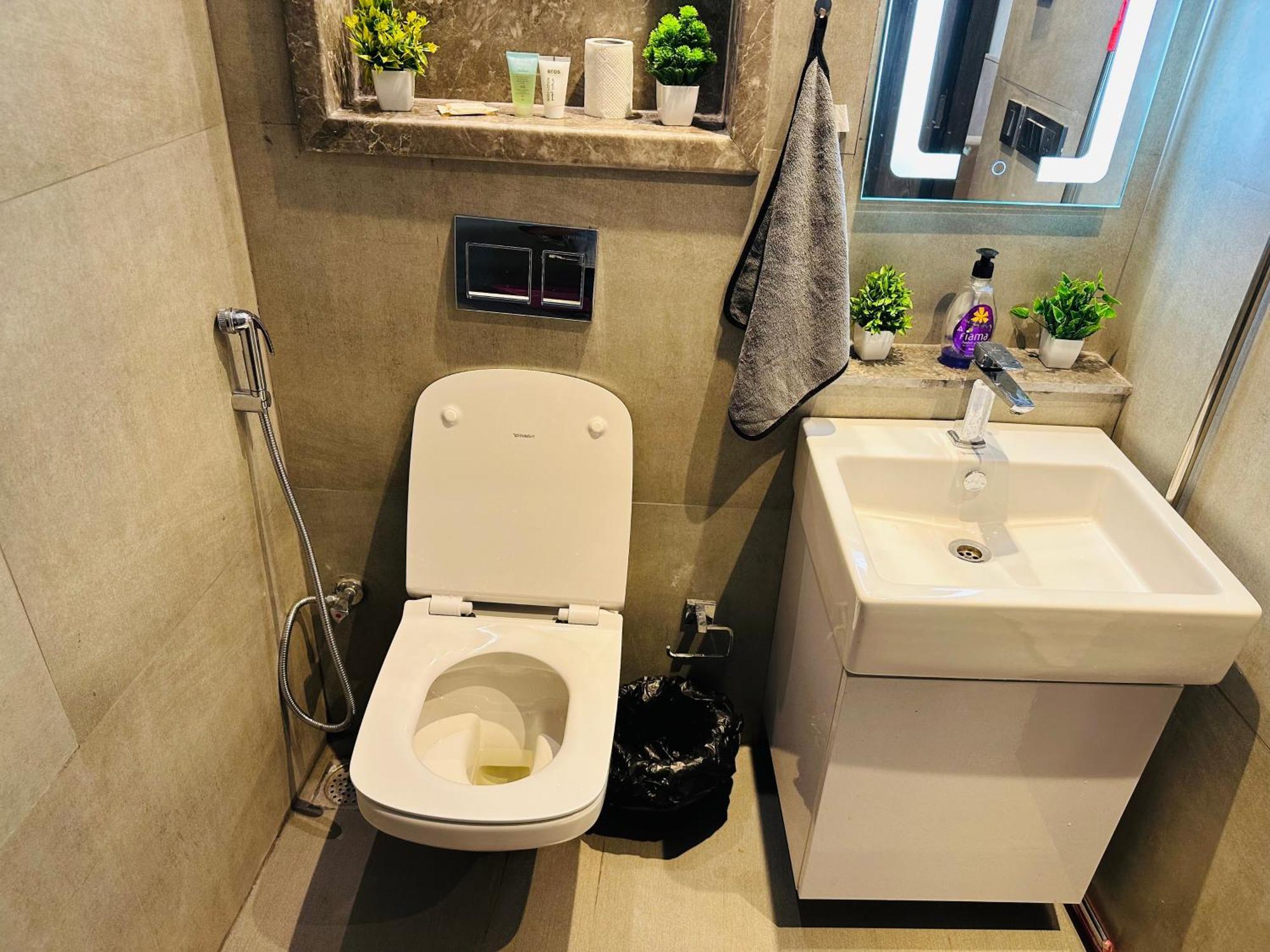 Minimalist Haven At 26th Floor Supernova Apartment *